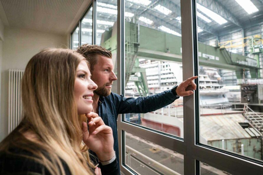 Besucher der Meyer Werft in Papenburg