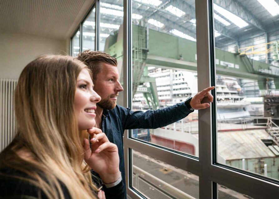 Besucher der Meyer Werft in Papenburg